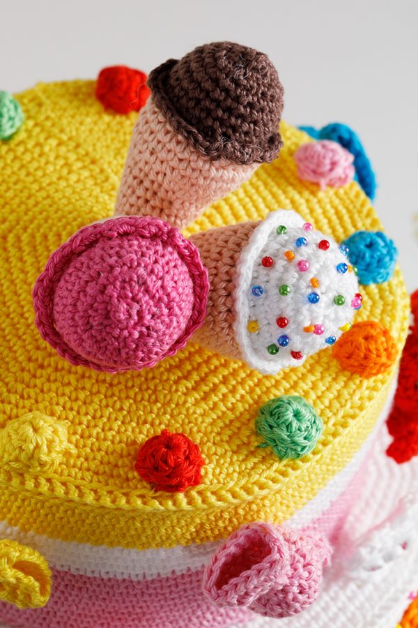 detail van taart met ijsjes en kauwgomballen