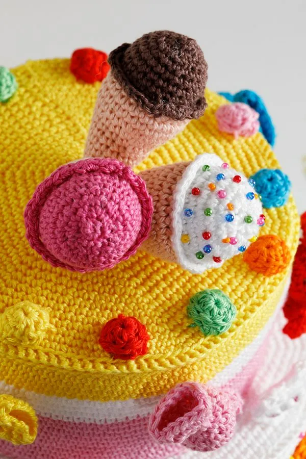 detail van taart met ijsjes en kauwgomballen
